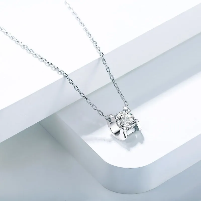 18K Gold Pendant inlaid Moissanite